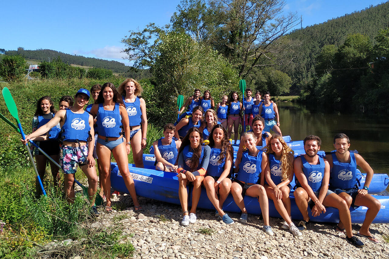 Grupo haciendo Canoas en el EO